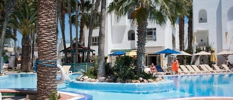 Piscine extérieure (ouverte en saison), parasols de plage