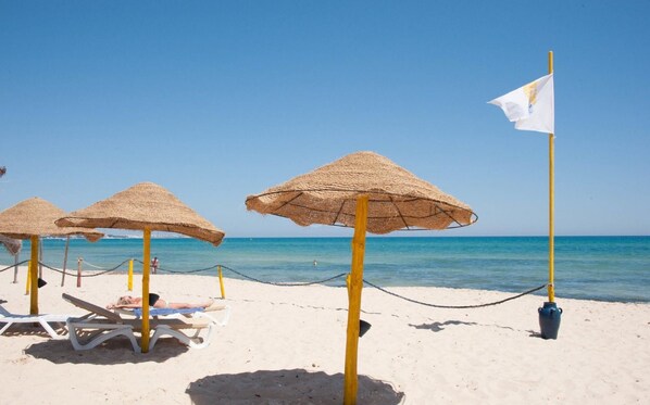 Private beach, white sand, sun-loungers, beach umbrellas - Hotel Nesrine Hammamet (Hammamet)