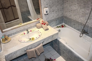 Combined shower/tub, hair dryer, towels