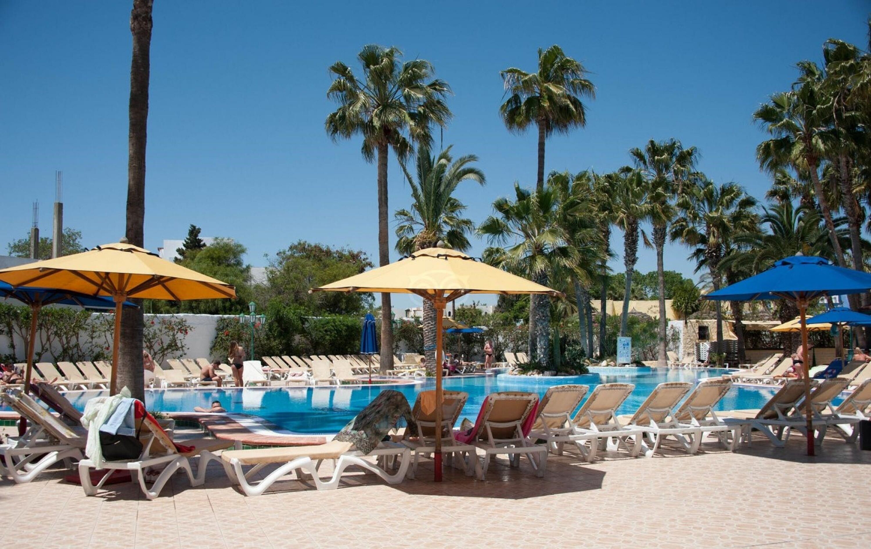 Seasonal outdoor pool, pool umbrellas, sun loungers