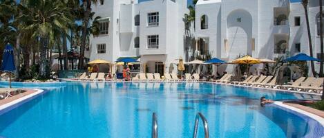 Piscine extérieure (ouverte en saison), parasols de plage