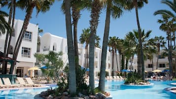 Seasonal outdoor pool, pool umbrellas, sun loungers