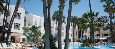 Sesongbasert utendørsbasseng, bassengparasoller og solsenger