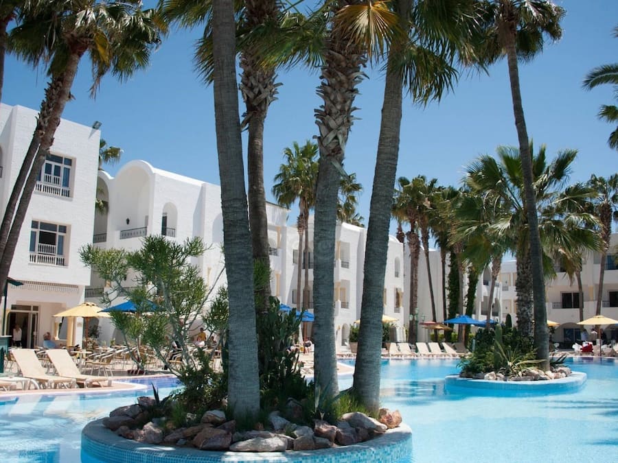 Piscina externa sazonal, guarda-sóis, espreguiçadeiras