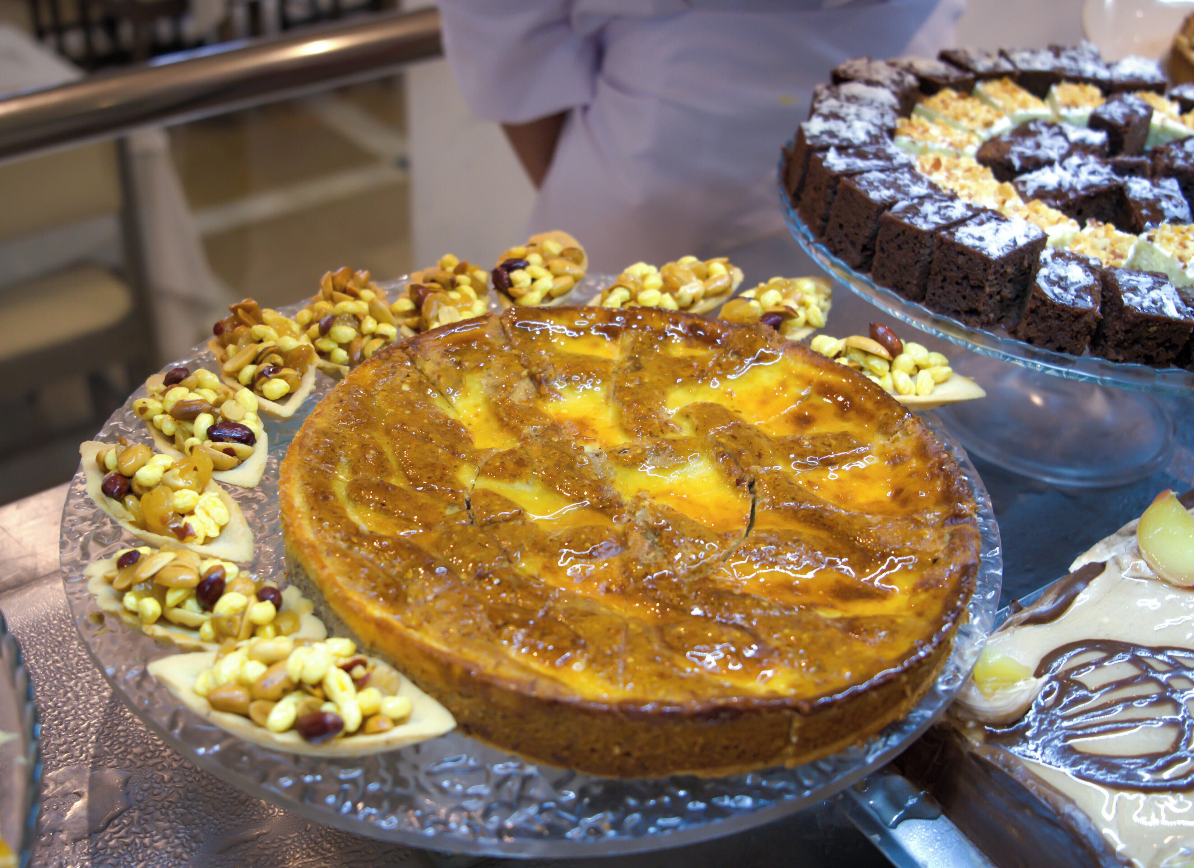 Un'esposizione di dolci con torte e pasticcini assortiti.