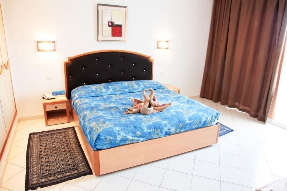 Minibar y ropa de cama