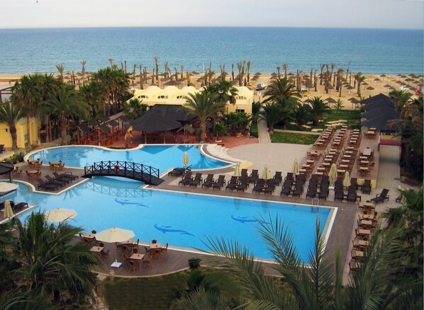 Piscine couverte, 2 piscines extérieures