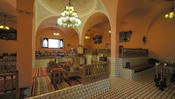 2 restaurantes, se sirve desayuno, cocina local e internacional