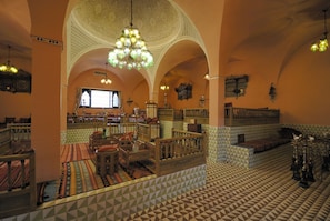 2 restaurants, breakfast, lunch served; local and international cuisine