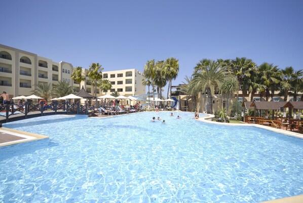 Indoor pool, 2 outdoor pools