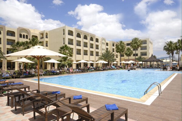 Innilaug, 2 útilaugar