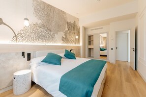1 dormitorio, cortinas opacas, tabla de planchar con plancha