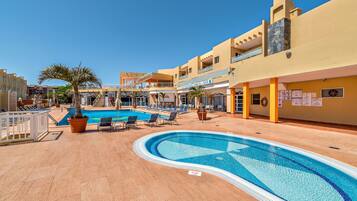 Piscine extérieure, parasols de plage, chaises longues