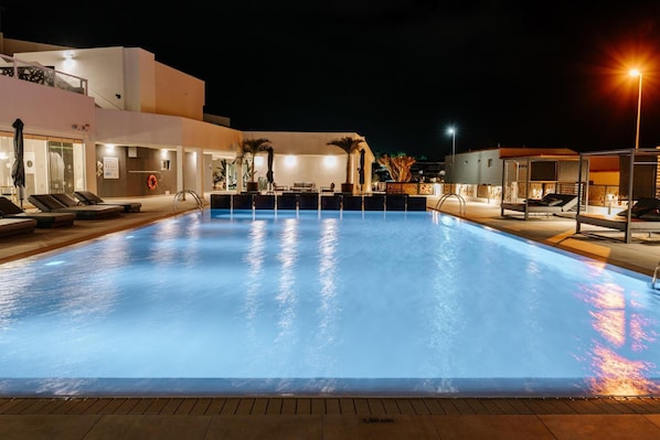 Outdoor pool, pool umbrellas, sun loungers
