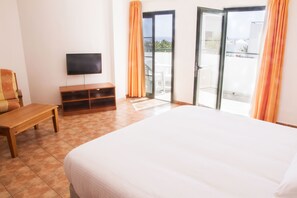 Deep soaking tub, towels