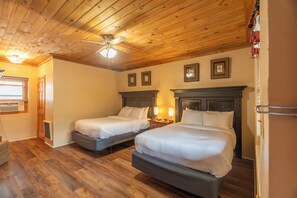 Habitación estándar, 2 camas dobles | Ropa de cama de alta calidad y sistema de insonorización