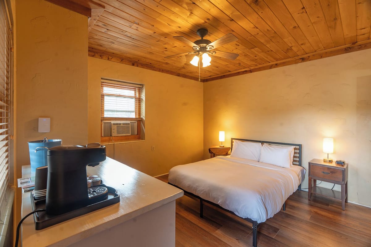 Economy Room, 1 Queen Bed | Premium bedding, soundproofing, iron/ironing board, WiFi (free)