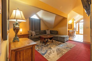 行政套房, 1 張特大雙人床, 露台 | 起居區 | 電視