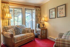 高級套房, 1 間臥室 | 起居區 | 電視