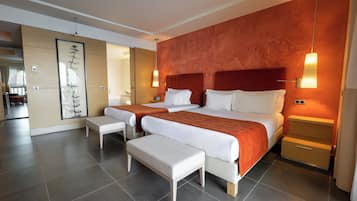 Una habitación de hotel moderna con dos camas, una obra de arte grande en la pared y un banco.