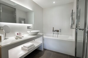 Dusche, Designer-Toilettenartikel, Haartrockner, Bademäntel