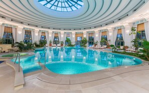 Kolam renang indoor dan kolam renang outdoor musiman