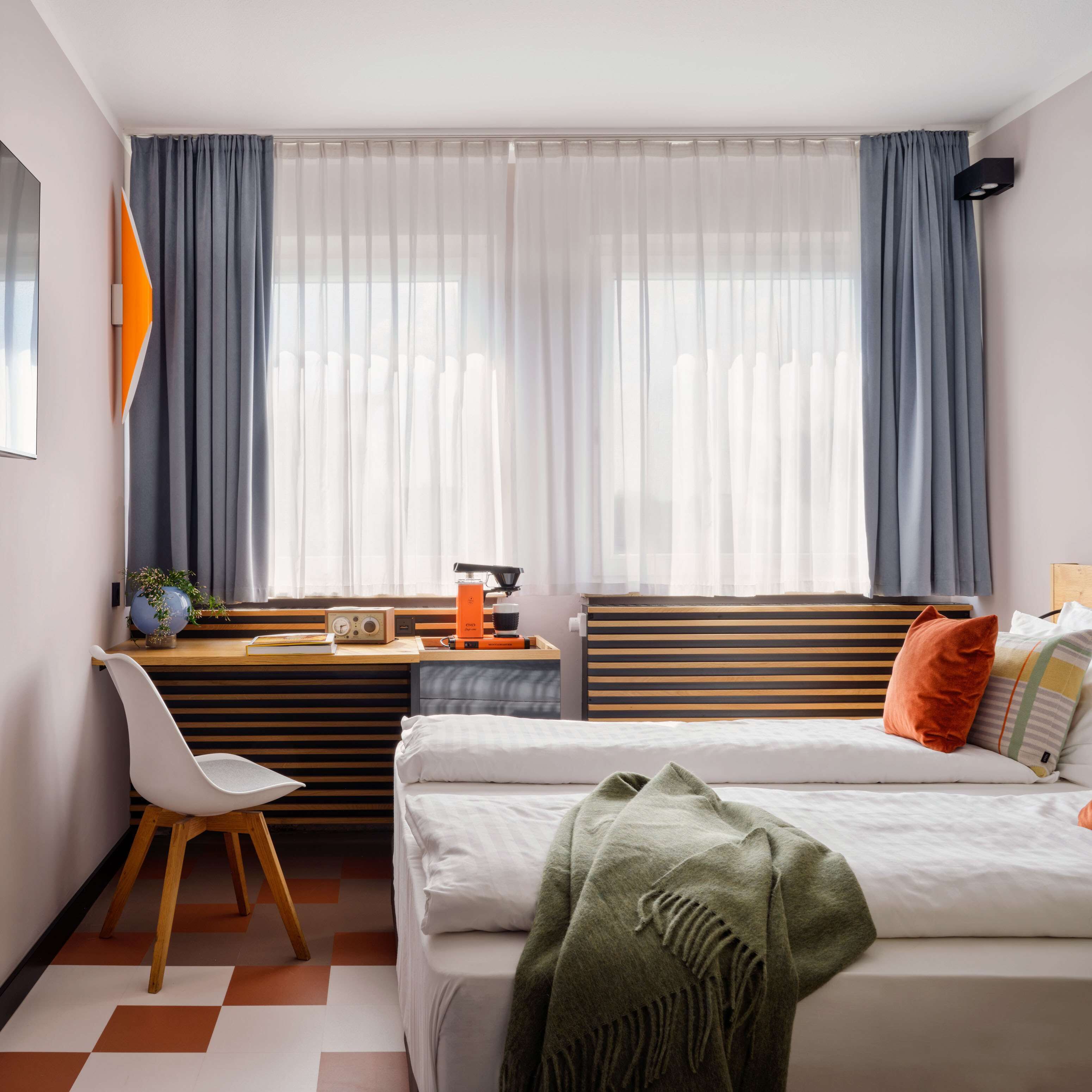 Comfort Plus King | Hypo-allergenic bedding, in-room safe, desk, laptop workspace