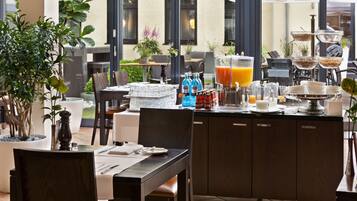 Tägliches Frühstücksbuffet (27 EUR pro Person)