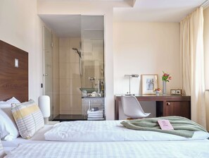 Bộ đồ giường kháng dị ứng, két bảo mật tại phòng, bàn 