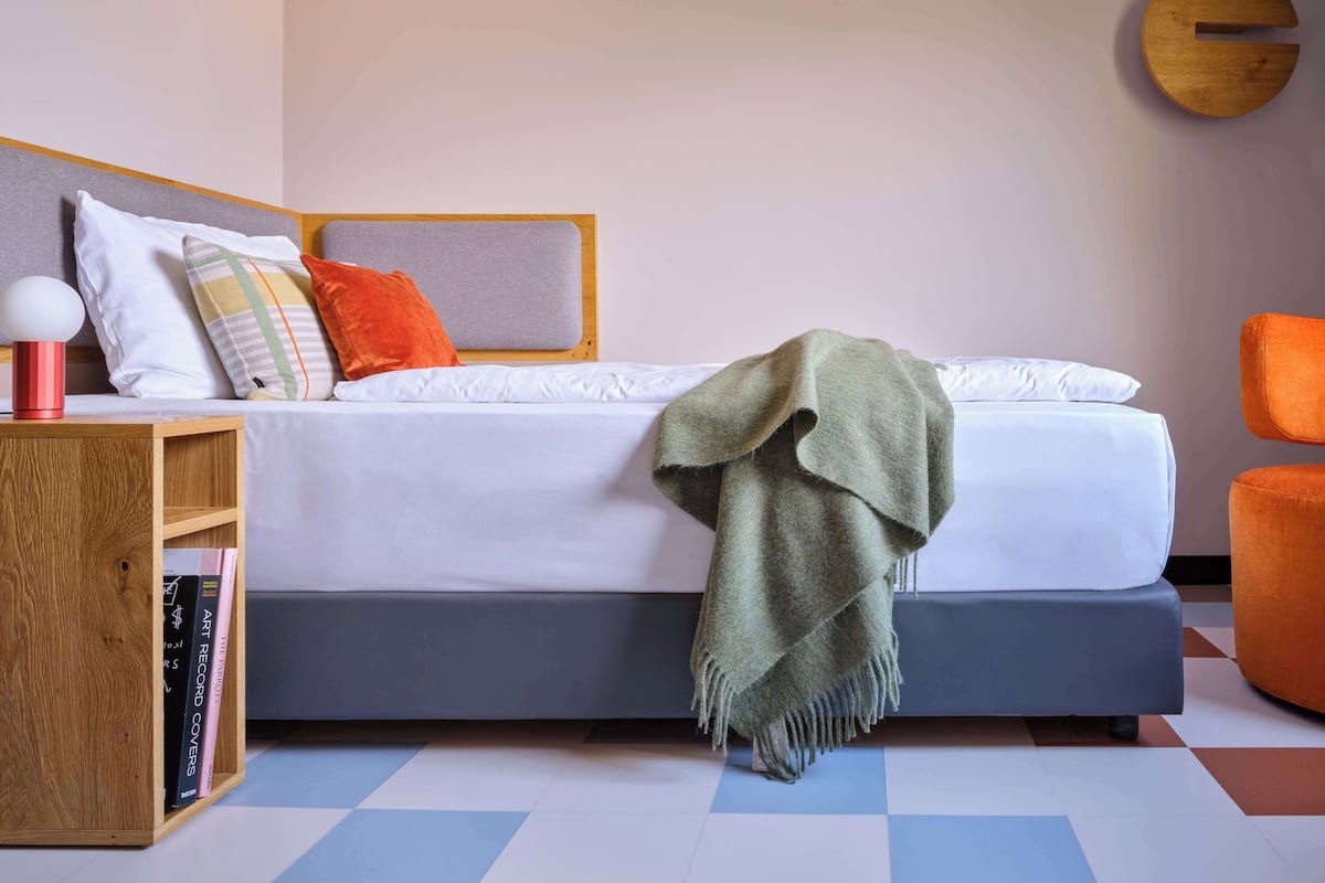 Comfort Plus Single | Allergivenligt sengetøj, pengeskab på værelset, skrivebord