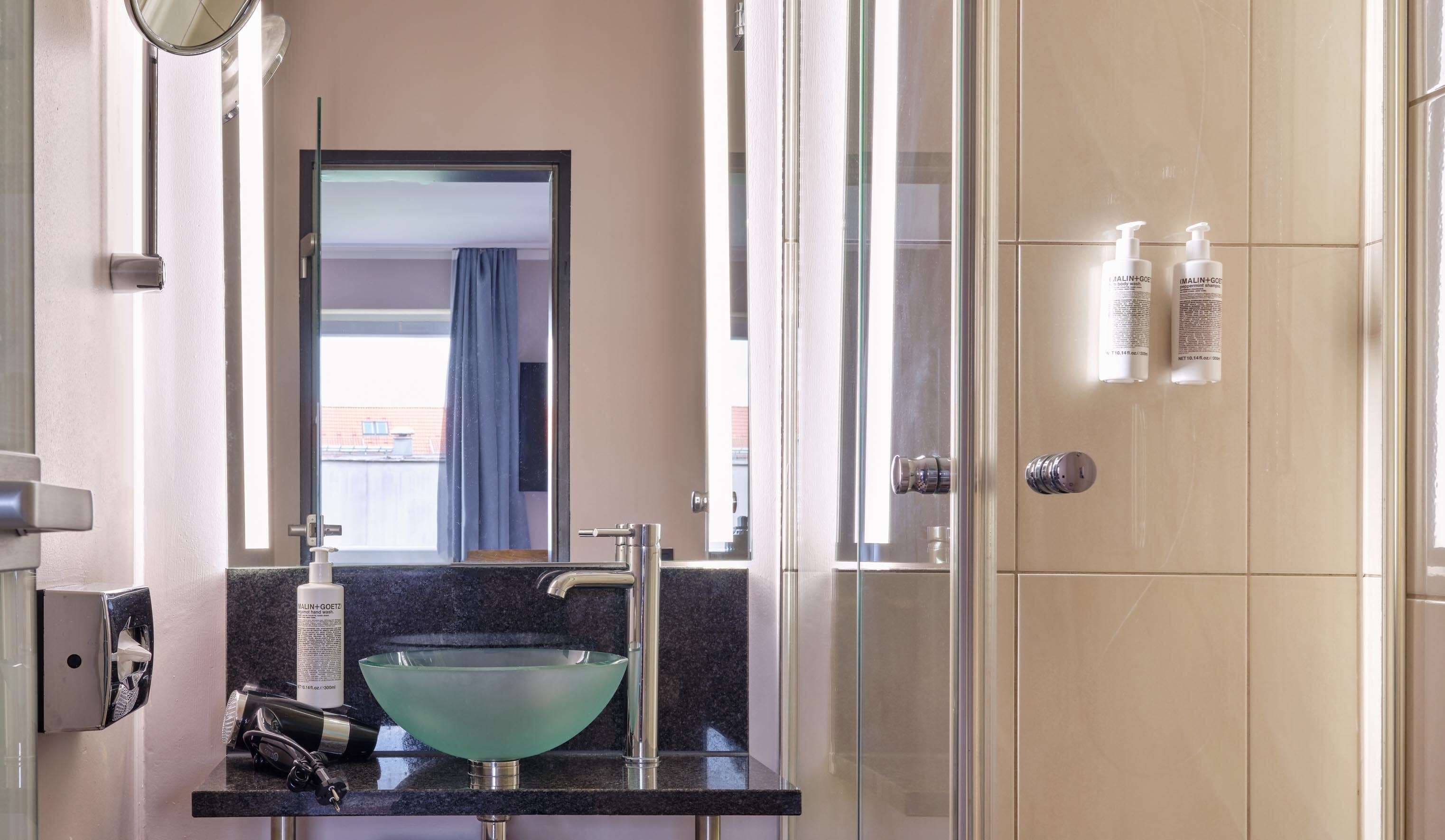 comfort plus single | bathroom | shower, designer toiletries, hair dryer, towels