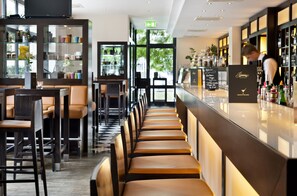 Uma área de bar com assentos e balcão.