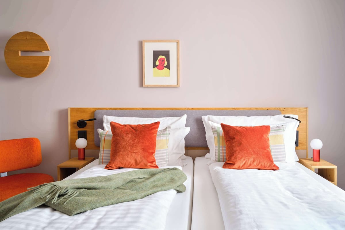 Comfort Plus Twin | เครื่องนอนป้องกันสารก่อภูมิแพ้, ตู้นิรภัยในห้องพัก, โต๊ะทำงาน