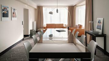 Ropa de cama hipoalergénica y caja de seguridad en la habitación