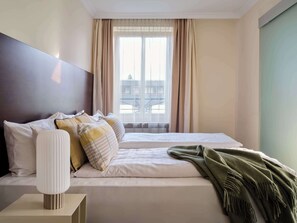 Suite Khas | Seprai antialergi, brankas, meja kerja, dan ruang kerja ramah laptop