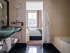 Signature Suite | Bathroom | Shower, designer toiletries, hair dryer, towels - Flemings Hotel München Schwabing (Munich)