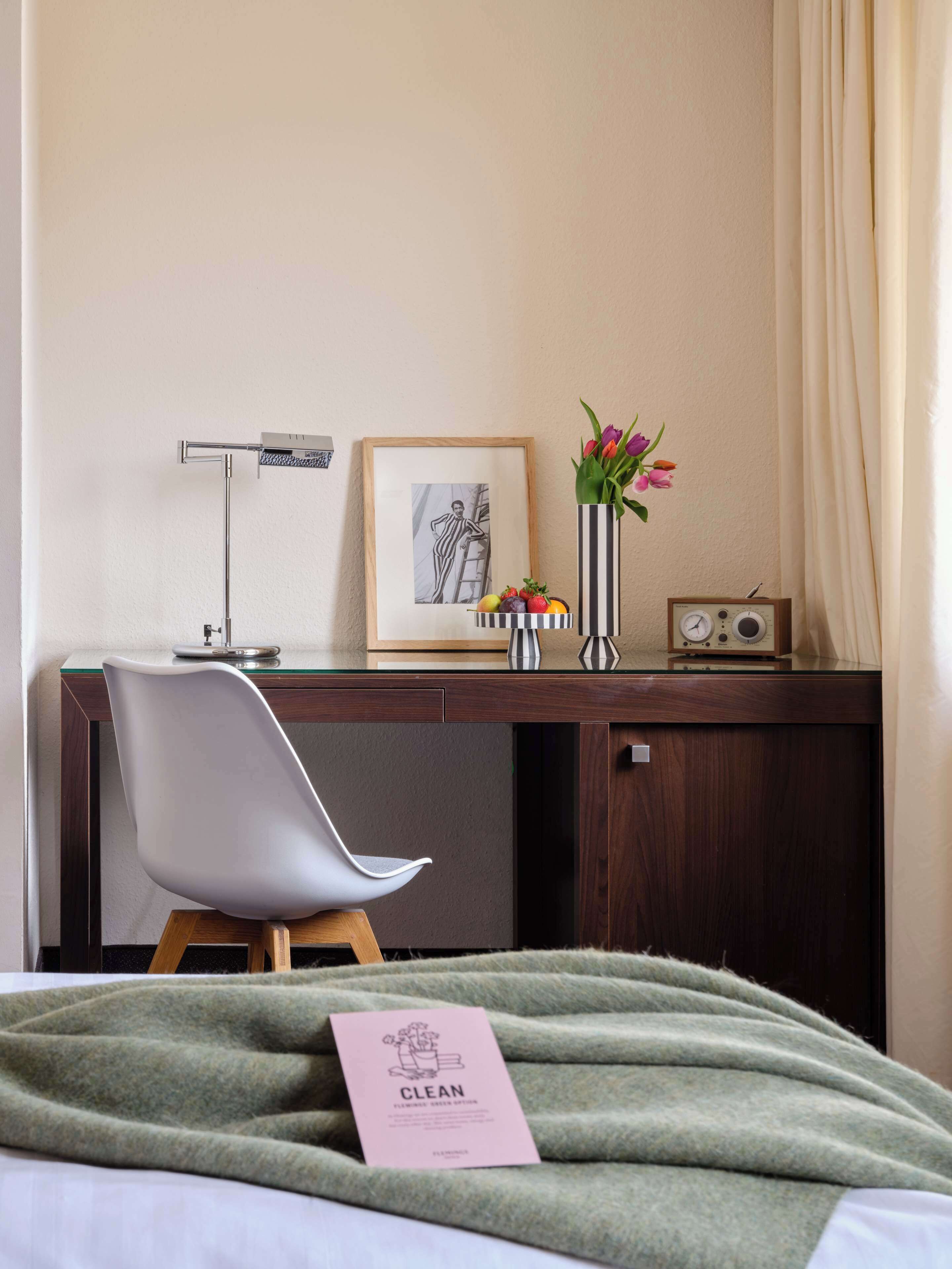 Allergivenligt sengetøj, pengeskab på værelset, skrivebord