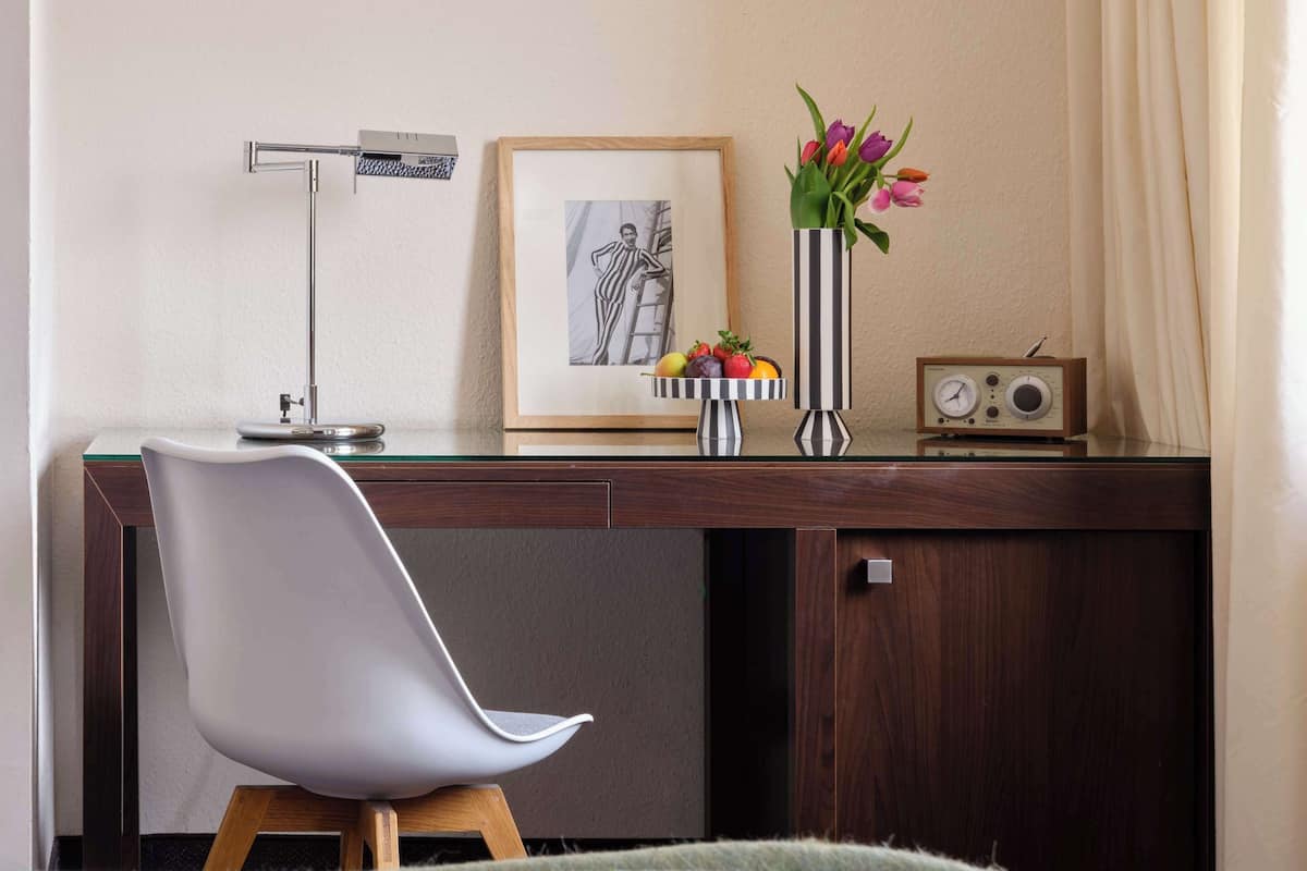 Allergivenligt sengetøj, pengeskab på værelset, skrivebord