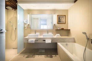 V Level Suite for 2+2 with Jacuzzi | Baño | Amenidades de baño gratuitas, secadora de cabello, batas, pantuflas