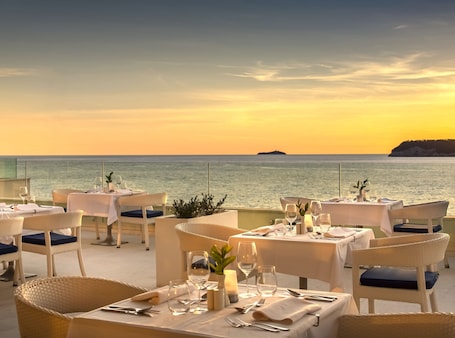 Breakfast, dinner served; local and international cuisine, ocean views . President Hotel, Valamar Collection