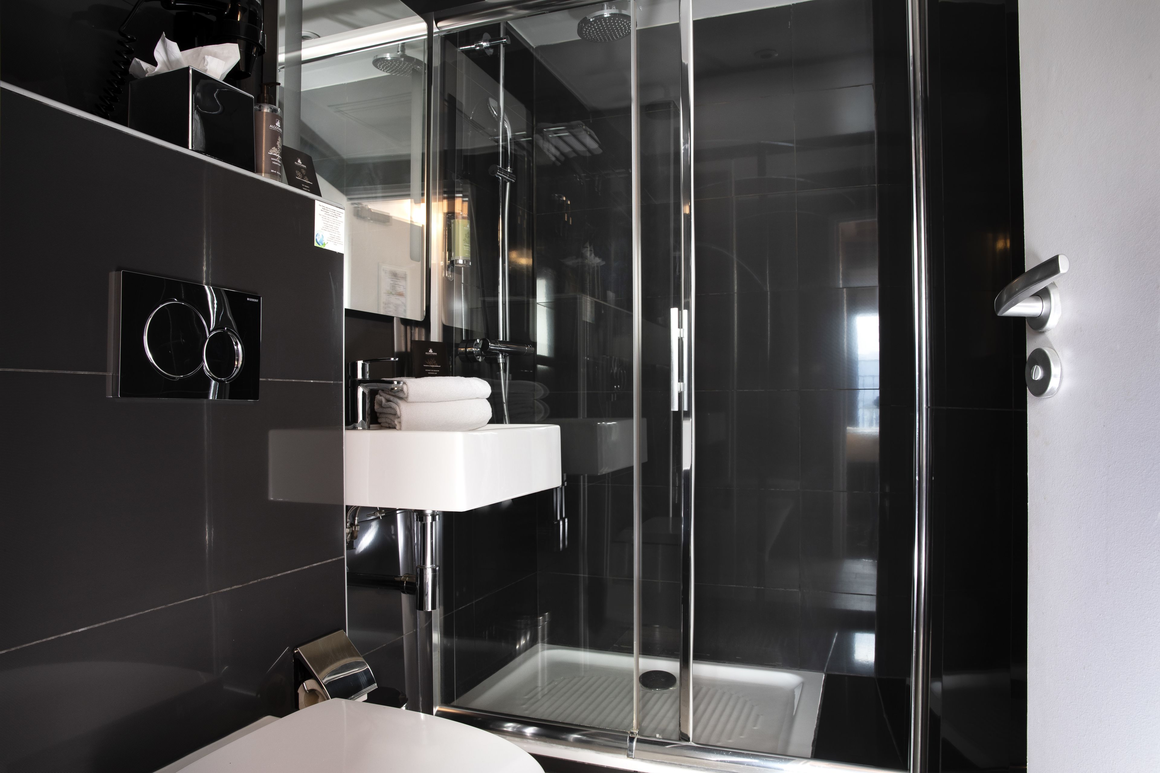 deluxe room | bathroom | free toiletries, hair dryer, towels