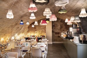 Daily continental breakfast (EUR 18 per person) - Hôtel MARAIS HÔme (Paris)