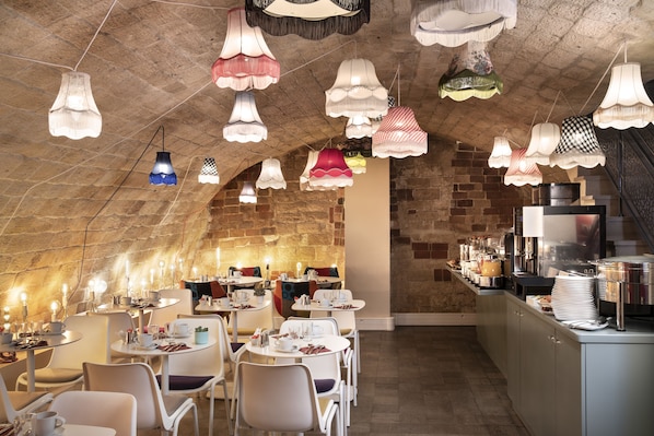 Daily continental breakfast (EUR 18 per person)