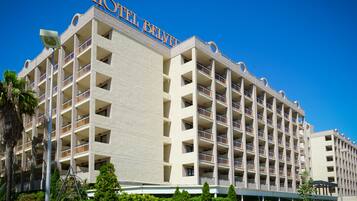 Un hotel de varios pisos con un llamativo letrero
