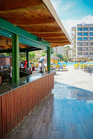 Swim-up bar