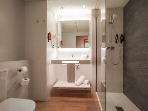 Badekar, dype avslapningsbadekar, designertoalettartikler og hårføner