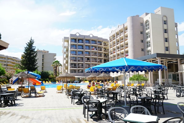 Poolside bar