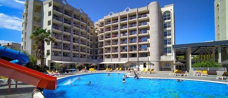 Piscine extérieure, chaises longues