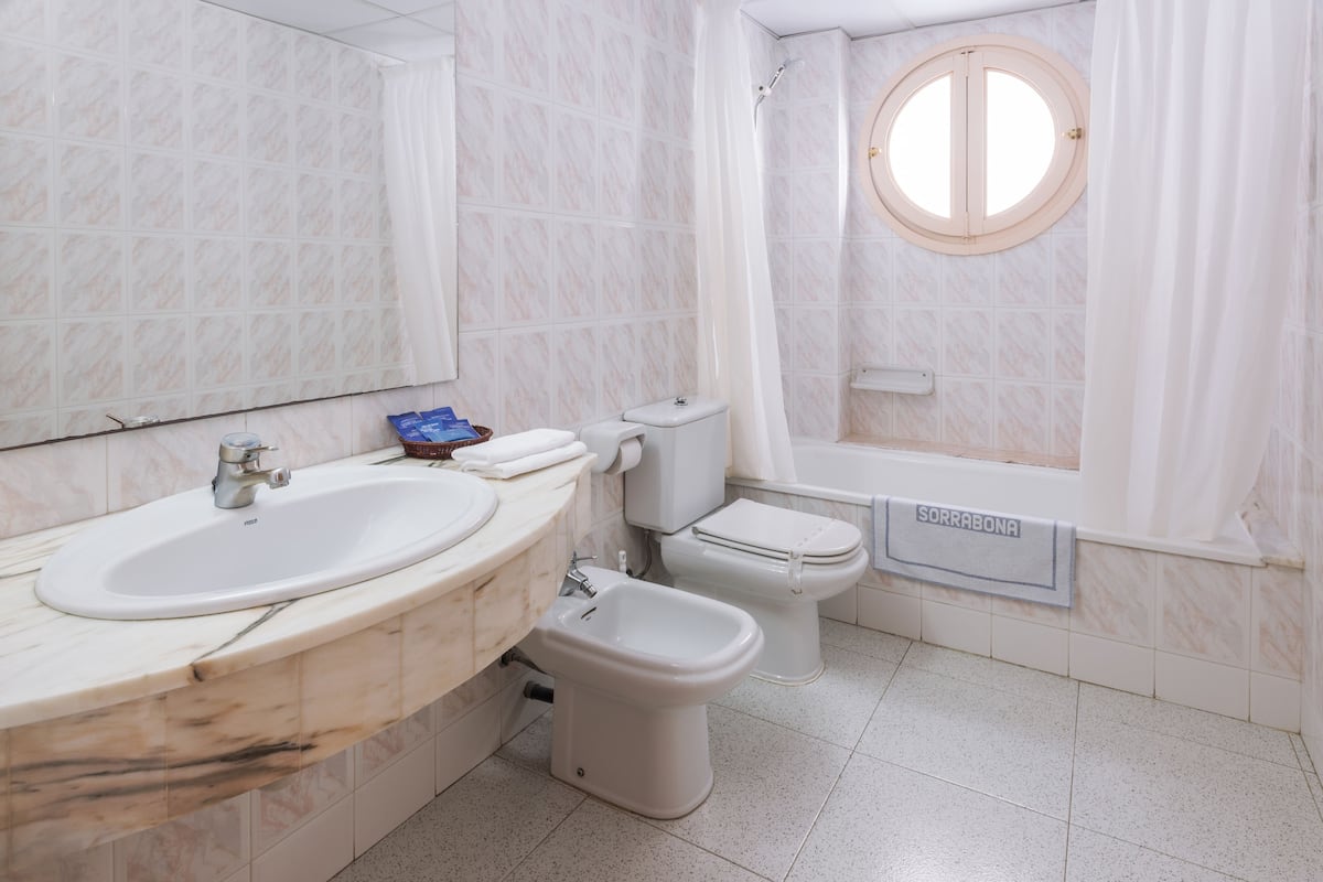 bathtub, deep-soaking bathtub, hair dryer, bidet