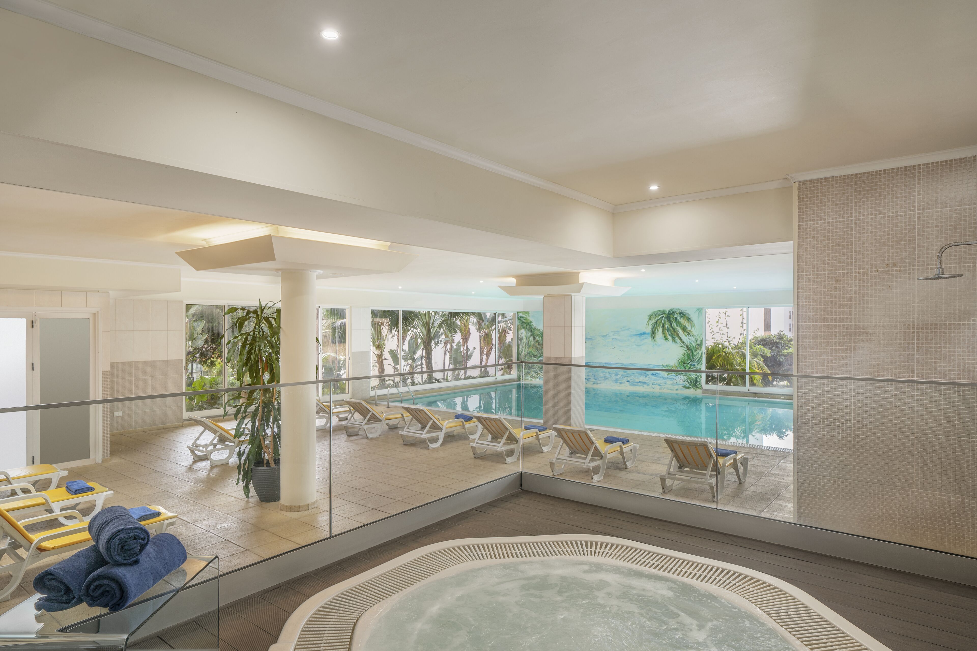 สระว่ายน้ำในร่ม, 2 สระว่ายน้ำกลางแจ้ง, ร่มริมสระว่ายน้ำ